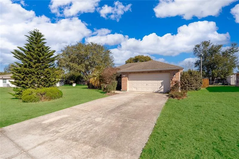 Exterior de 794 Selby Street en Deltona: casa de una planta con garaje doble en un lote amplio