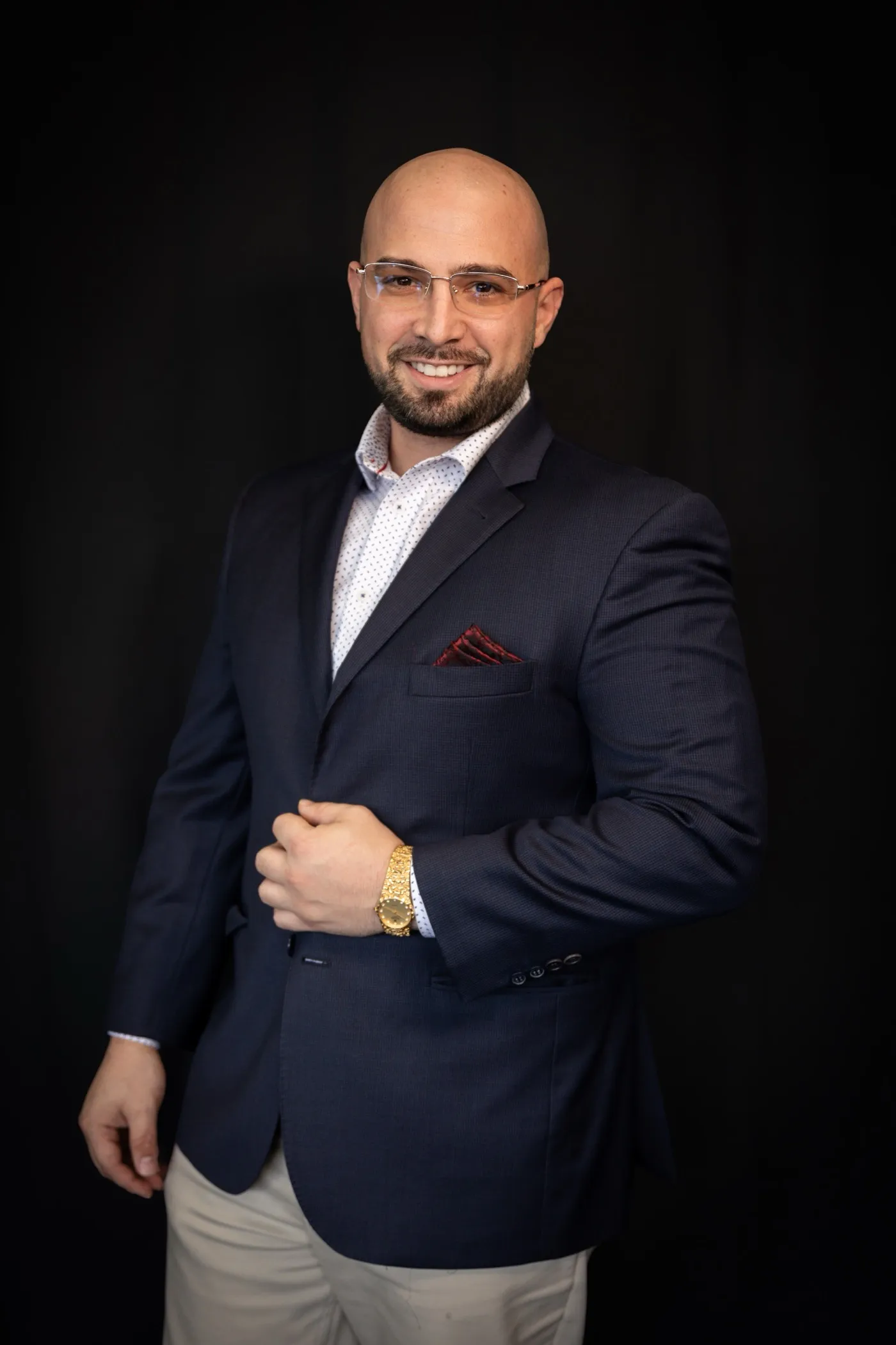 Michael Masters, líder del equipo MK Alliance Group, fotografiado sobre fondo negro de estudio